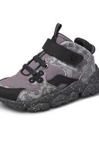 Scarpe da trekking alte in viola e grigio con tomaia in tessuto strutturato, accenti neri, cinturino in Velcro e suola in gomma maculata.