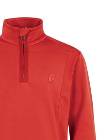 Pullover in pile rosso con mezza zip e colletto alto. Presenta un logo texturizzato sul petto e una finitura in tessuto liscia e morbida.