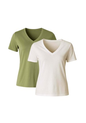 Zwei kurzärmelige V-Ausschnitt-T-Shirts, eines olivgrün und eines weiß, auf einem schlichten weißen Hintergrund präsentiert.