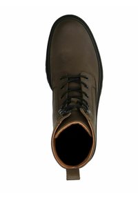 Stivale alla caviglia in pelle marrone con lacci neri, punta rotonda e parte superiore strutturata. Presenta un interno in contrasto color sabbia e suola piatta in gomma.