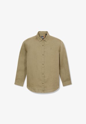 Beige overhemd met lange mouwen en knopen, met kraag, Timberland-logo op de borst en knoopmanchetten, gepresenteerd tegen een witte achtergrond.