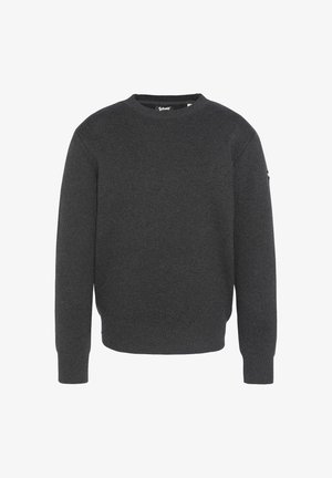 Grijze gebreide sweatshirt met een ronde halslijn en geribde manchetten. Heeft een kleine logo-accent op de linker mouw. Zachte textuur, casual ontwerp.
