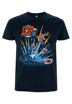 Sort bomulds T-shirt med et farverigt grafisk print af tegneseriefigurer med teksten "COME AT ME BRO" i livlige farver og dynamiske actionposeringer.