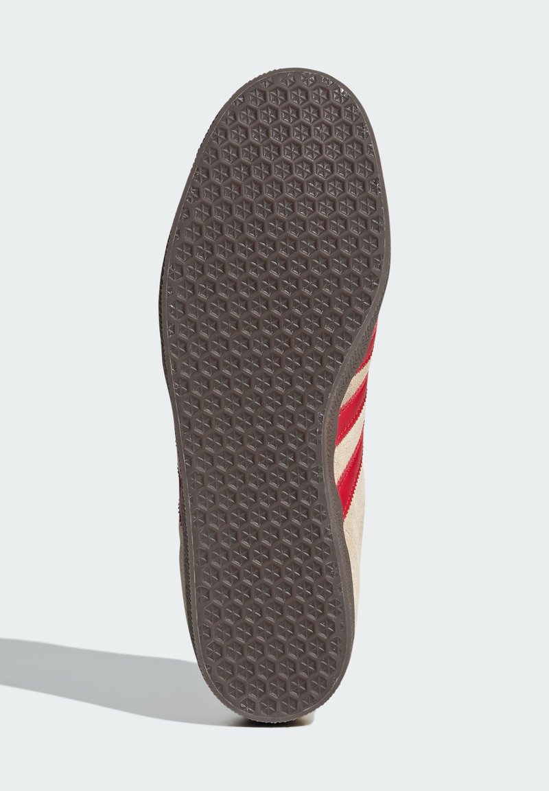 adidas Originals GAZELLE - Trainers - sand strata better scarlet ftwr  white/beige - Zalando.ie