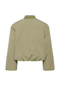 Kratka olivno zelena bomber jakna z rebrastim ovratnikom, elastičnim robom in gladko teksturo. Ima hrbtno šivno območje in široke rokave.