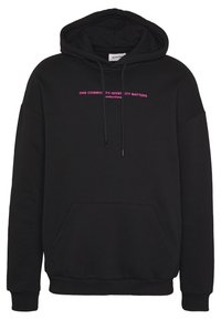 Svart hooded sweatshirt i fleece-material, med en framficka och rosa text som säger "ETT SAMHÄLLE-MANGFALD BETYDER NÅGOT."