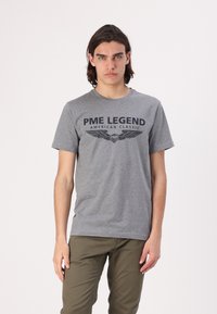 Šedé bavlněné tričko s předním potiskem "PME LEGEND AMERICAN CLASSIC" a designem křídel. Klasický kulatý výstřih, krátké rukávy.
