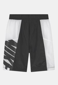 Pantalones cortos deportivos en blanco y negro con una textura ligera y suave. Cuenta con una cinturilla elástica y un diseño gráfico en la pierna izquierda.
