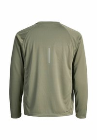 Sportshirt met lange mouwen in olijfgroen, gemaakt van een structuurstof. Voorzien van een reflecterende verticale streep op de achterkant en raglanmouwen.