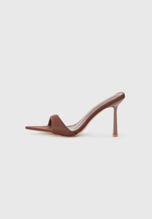 Sandali con tacco marroni a punta, realizzati in un tessuto liscio. Presentano un design minimalista con tacco a stiletto alto e apertura sul retro.