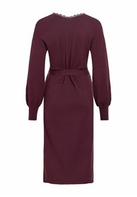 Robe bordeaux à manches longues avec une ceinture à la taille et un galon en dentelle au col dos, vue de dos.
