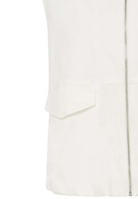 Gilet blanc sans manches avec une fermeture éclair argentée à l'avant et une poche à rabat sur le côté gauche, fabriqué en tissu lisse.