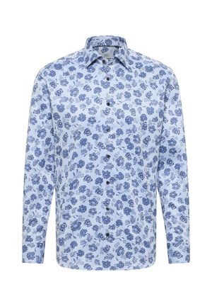 Langärmliges Hemd aus hellblauem Stoff mit einem floralen Muster in dunklerem Blau. Knopfverschluss vorne mit klassischem Kragen und schwarzen Knöpfen.