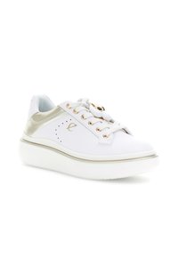 Tenisi low-top albi și aurii cu talpă groasă, ochiuri aurii, logo de marcă pe lateral și charm decorativ aurie și albă pe șireturi.