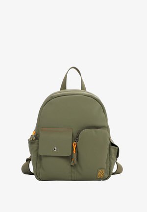 Plecak wykonany z oliwkowo-zielonego nylonu z pomarańczowymi akcentami, o zaokrąglonym kształcie, przednia kieszeń zapinana na zatrzask oraz regulowane paski.