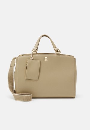 Sac à main structuré beige avec poignées supérieures, bandoulière amovible, petite pochette zippée attachée et détail logo doré sur le devant.