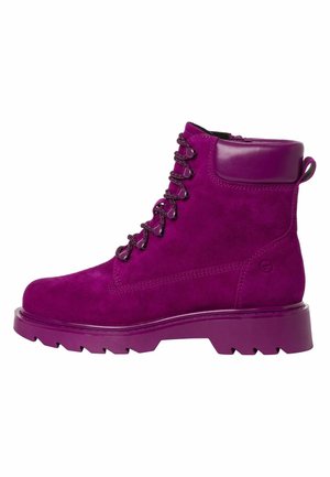 Fioletowe zamszowe botki za kostkę z chunky platformą, teksturowaną powierzchnią i metalowymi oczkami. Posiadają mocne sznurówki oraz tylne ucho do zakładania.