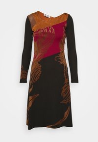 Robe à manches longues avec des sections noires, marron et rouges comportant de grands motifs de plumes dorées, et un col rond.