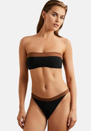 Zwarte bikini met bruine accenten. Het strapless topje heeft een gladde band. De onderkant heeft een vergelijkbare band bij de taille. Het materiaal lijkt lichtgewicht en rekbaar.