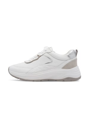 Hvid og grå sportslig sneaker med mesh og læderoverdel, tyk sål, snørelukning og trækflig på hælen mod hvid baggrund.