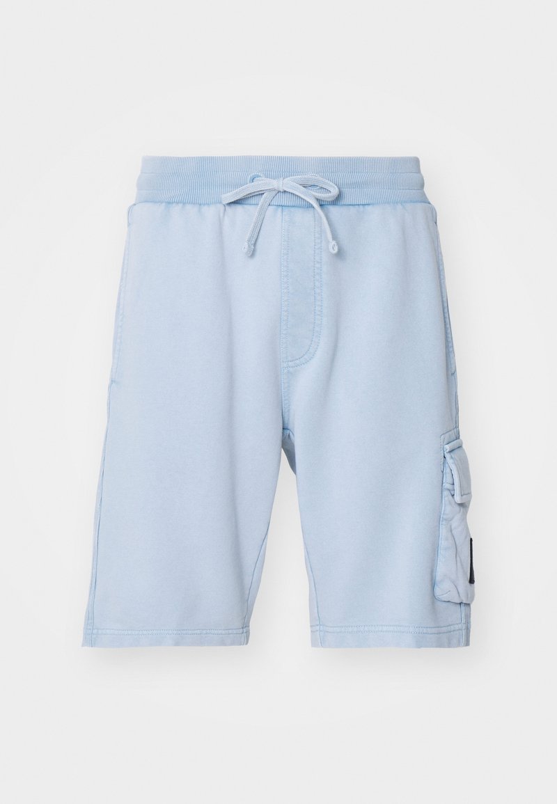 Shorts cargo bleu clair avec un cordon de serrage à la taille, des poches latérales et des détails cousus ; fabriqués en tissu doux et lisse.