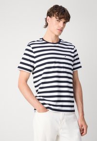 Tommy Hilfiger ESSENTIAL SOLID POCKET TEE - Paprasti marškinėliai - desert sky/white