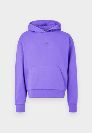 Lila Kapuzensweatshirt mit einer vorderen Tasche und gerippten Bündchen. Es hat ein kleines Logo auf der Brust und einen weichen, strukturierten Stoff.