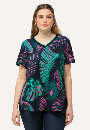 Korte mouw V-hals shirt met een donkere achtergrond, voorzien van levendige roze en groene tropische bladeren patronen. Gemaakt van zachte stof.