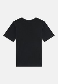 Camiseta de algodón negra de manga corta vista desde la parte posterior sobre un fondo blanco.
