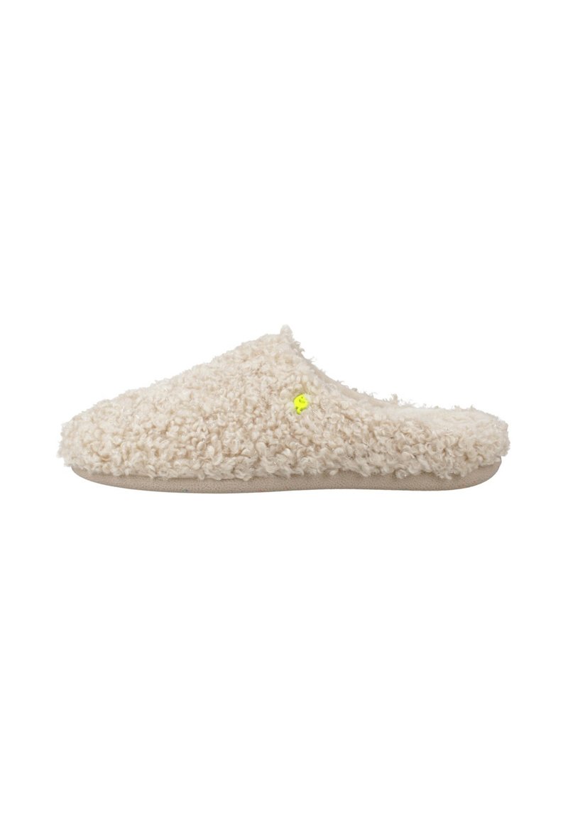 Chausson en peluche beige avec un dessus en tissu texturé, dos ouvert et une semelle douce légèrement incurvée, arborant un petit accent jaune.
