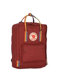 Roter Stoffrucksack mit einer Fronttasche und regenbogenfarbenen Trägern. Besitzt ein rundes Logo mit einem Fuchs und einen Reißverschluss.
