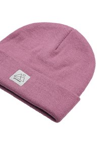 Gorro de punto color malva con puño doblado y pequeño parche rectangular blanco con diseño geométrico y texto "protesta".