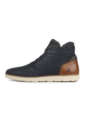 Dunkelblaue Leder-Stiefeletten mit einem hellbraunen Akzent, strukturiertem Kragen und einer kontrastierenden cremefarbenen Gummisohle. Mit Metallösen und Logo.