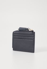 Carteira de couro azul marinho com superfície texturizada, apresentando um fecho com zíper e vários slots para cartões. Design retangular compacto.