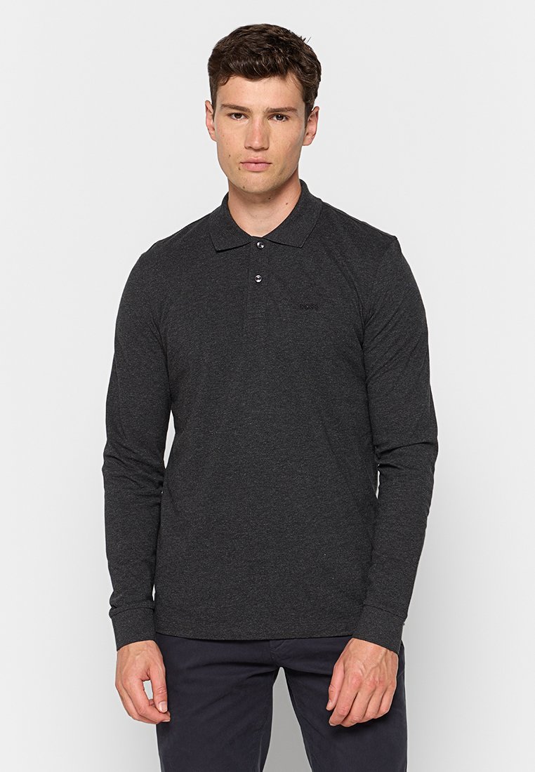 Polo shirt à manches longues gris foncé avec un col, deux boutons et un petit logo sur la poitrine, fabriqué à partir d'un tissu lisse et texturé.