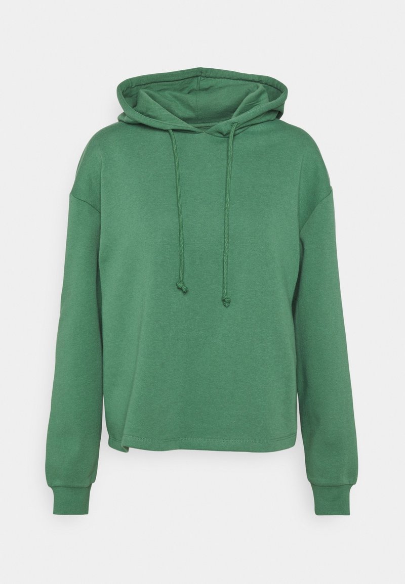 Groene trui met lange mouwen en capuchon, voorzien van trekkoorden, geribbelde manchetten en een licht ingekorte zoom, afgebeeld op een effen achtergrond.