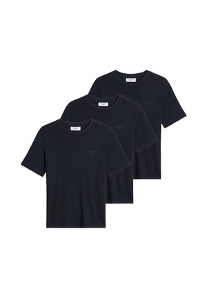 Drie effen zwarte korte mouw t-shirts met ronde hals, naast elkaar gestapeld op een witte achtergrond.