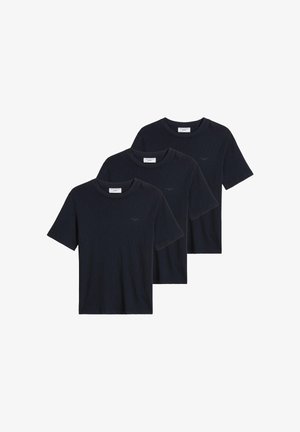 Tre helt sorte t-shirts med korte ærmer og rund hals, stablet side om side på en hvid baggrund.