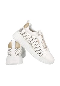 Zapatillas blancas perforadas con detalles en dorado, suela texturizada, punta redondeada y diseño de cordones. Cuenta con una tira en el talón para facilitar su uso.