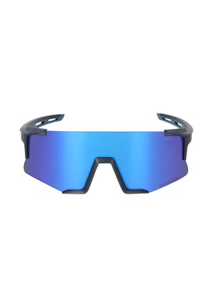 Jeune homme portant des lunettes de sport réfléchissantes bleues et un t-shirt de sport bleu assorti, faisant face à un fond blanc.