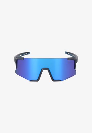 Junger Mann trägt blaue reflektierende Sport-Sonnenbrille und ein passendes blaues Sport-T-Shirt, schaut nach vorne vor weißem Hintergrund.