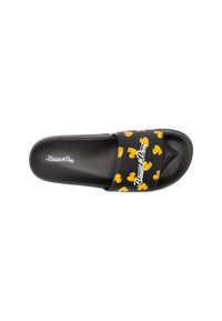 Svarta sandaler med glansig yta, prydda med ett gult ankmönster på remmen.Text som är tryckt på remmen läser "Blowfish Dot."