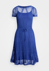 Abito a maglia blu con maniche corte, scollatura quadrata e vita regolabile con cordoncino. Presenta un orlo svasato con un motivo decorativo.