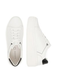 Adidași din piele albă cu o talpă groasă albă, cu accente negre pe călcâi, design cu șireturi și detalii fine de cusătură.