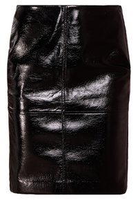 Jupe en simili cuir noir, design crayon, texture brillante, avec des coutures verticales pour la structure et une silhouette ajustée. Aucune fermeture visible.