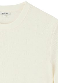 Pull en tricot lâche couleur blanc cassé avec un motif texturé, encolure ronde et des côtes discrètes aux poignets et à l'ourlet. Étiquette de taille visible.