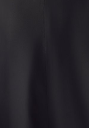 Zwarte stof met een gladde textuur en lichte glans. Kenmerkt zich door een eenvoudig, ongeblend ontwerp met schone naden. Geen patronen of hardware zichtbaar.