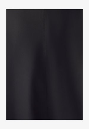 Schwarzer Stoff mit glatter Textur und leichtem Glanz. Verfügt über ein einfaches, schmuckloses Design mit sauberen Nähten. Keine Muster oder sichtbaren Hardwareteile.