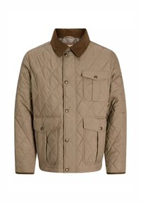 Chaqueta acolchada beige con cuello de pana marrón, cierre de botones y tres bolsillos con solapa y cierre de botón.
