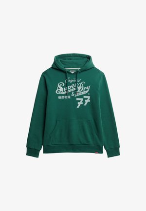 Groene katoenen hoodie met een voorkantzak, een capuchon met trekkoord en witte opdrukken, waaronder "Super Dry" en het nummer "77."
